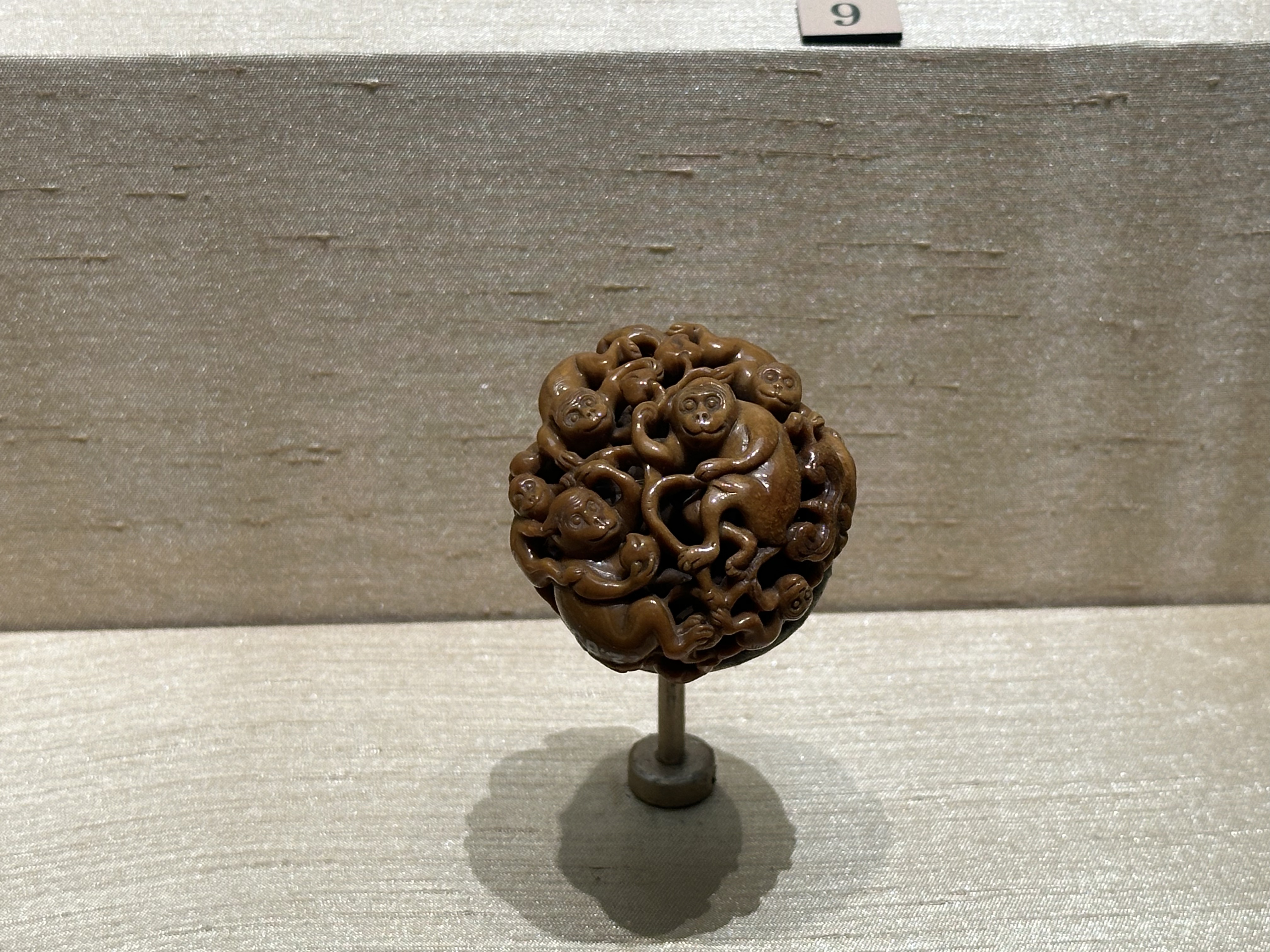 蜜蜡群猴摘桃纹坠 明代（公元1368——1644年）