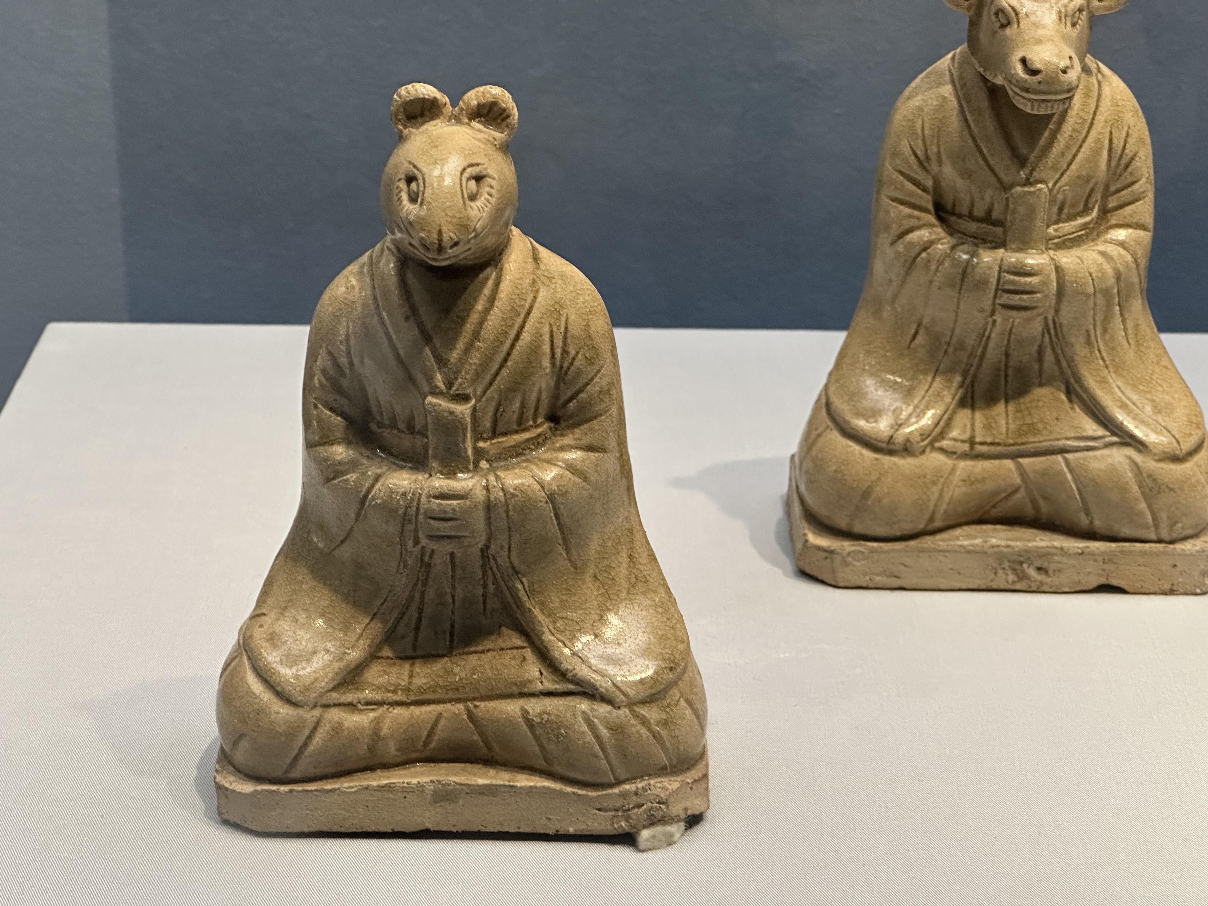 青釉鼠、牛生肖俑。 隋（公元581–618年）1955年湖北武昌桂子山出土  此组生肖俑采用模印、泥塑、雕刻、粘接制作而成，俑面部表情刻画精细。鼠俑尖嘴竖耳，小眼睛圆睁；牛俑大嘴厚唇，端庄厚重。雕塑手法简洁，形态逼真。