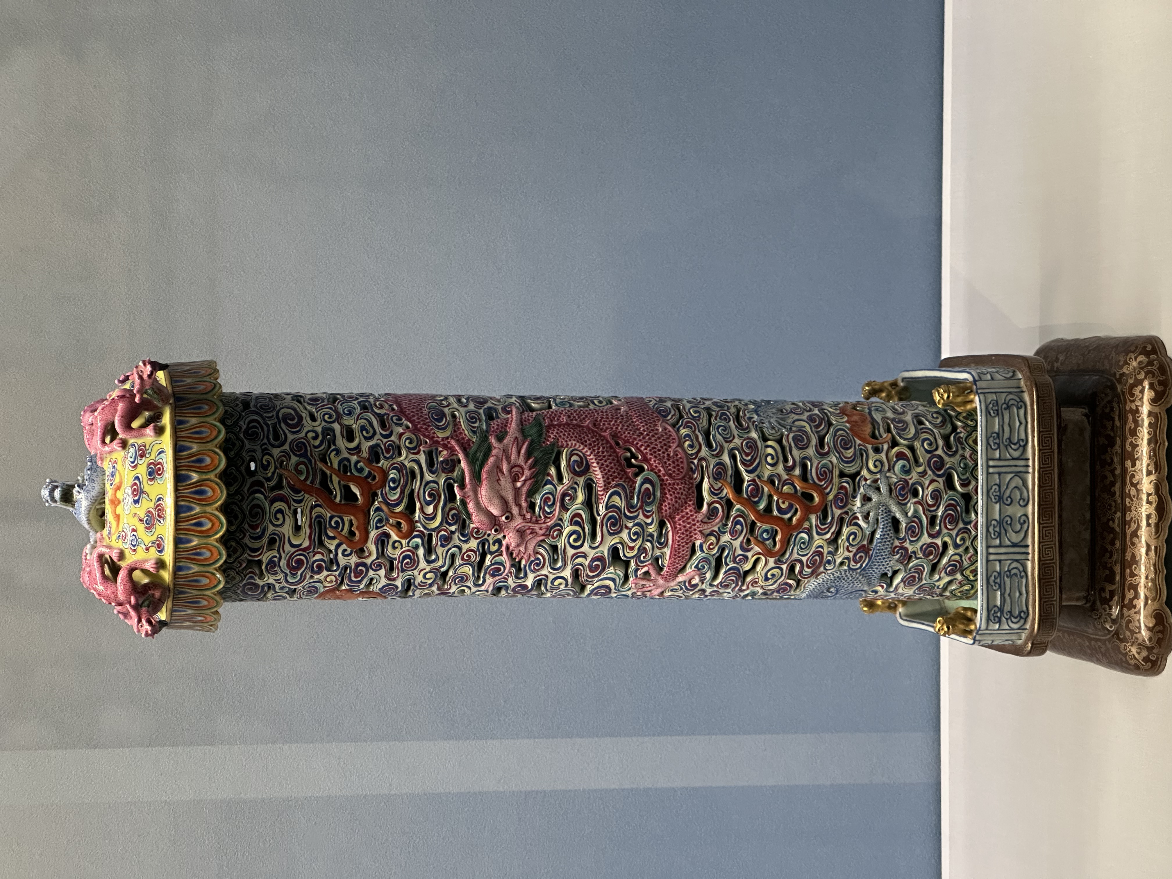 粉彩镂空云龙纹亭式香熏  清乾隆(公元1736-1795年)   清代香熏多见玉质、铜质,瓷质少见。此器制作工艺复杂,集镂空、堆贴、彩绘于一身,显示出乾隆朝高超的制瓷技艺。